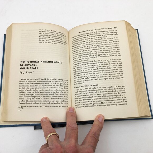 Business Leadership in a Changing World R L Baker HBDC 1962 - Picture 7 of 9